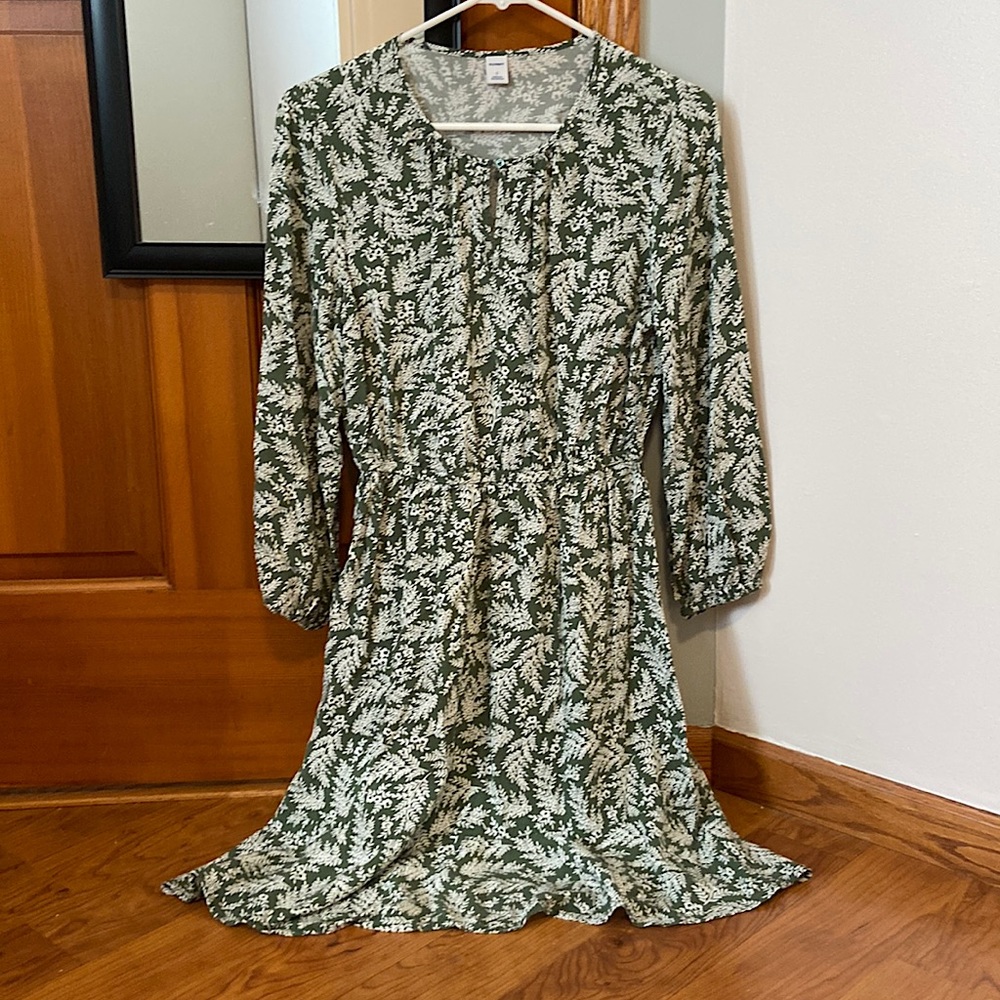 This is a long sleeve dress from Old Navy! It’s styled with beautiful leaves!!